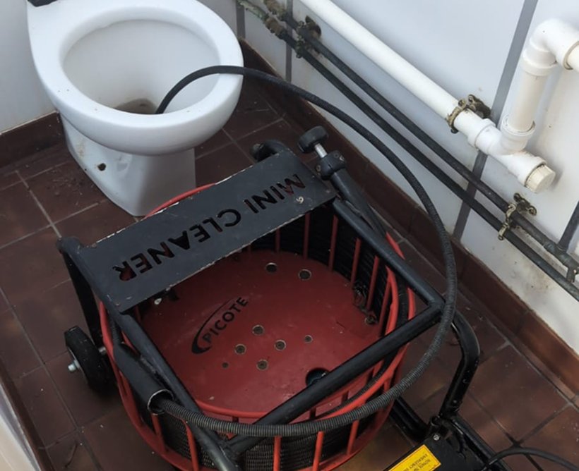 Toilet Backing Up or Overflowing – Common Causes and the Fastest Fix
